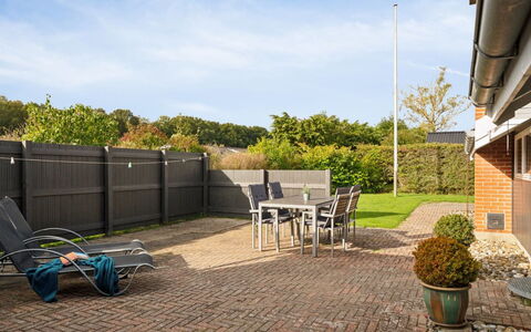 Hannah - 200M from the Sea: Huis, Huis, Deur, Dak, Verblijf, Landgoed, Tuin, Schaduw, Siding, Werf