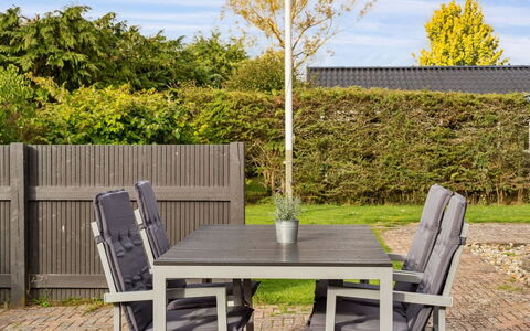 Hannah - 200M from the Sea: Huis, Huis, Deur, Dak, Verblijf, Landgoed, Tuin, Schaduw, Siding, Werf