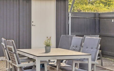 Hannah - 200M from the Sea: Huis, Huis, Deur, Dak, Verblijf, Landgoed, Tuin, Schaduw, Siding, Werf
