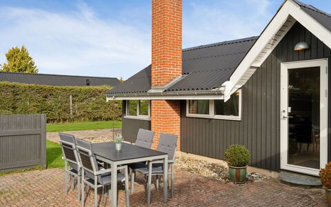 Hannah - 200M from the Sea: Huis, Huis, Deur, Dak, Verblijf, Landgoed, Tuin, Schaduw, Siding, Werf