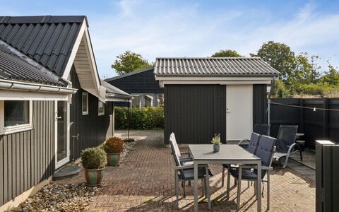 Hannah - 200M from the Sea: Huis, Huis, Deur, Dak, Verblijf, Landgoed, Tuin, Schaduw, Siding, Werf
