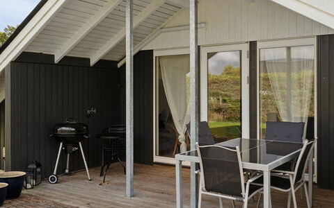 Hannah - 200M from the Sea: Huis, Huis, Deur, Dak, Verblijf, Landgoed, Tuin, Schaduw, Siding, Werf