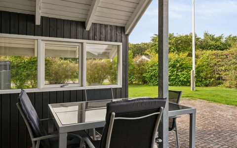 Hannah - 200M from the Sea: Huis, Huis, Deur, Dak, Verblijf, Landgoed, Tuin, Schaduw, Siding, Werf