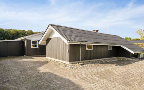 Hannah - 200M from the Sea: Huis, Huis, Deur, Dak, Verblijf, Landgoed, Tuin, Schaduw, Siding, Werf