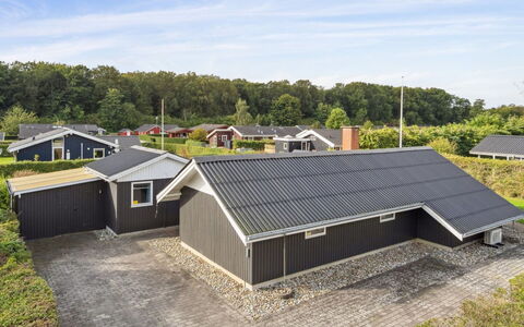 Hannah - 200M from the Sea: Huis, Huis, Deur, Dak, Verblijf, Landgoed, Tuin, Schaduw, Siding, Werf