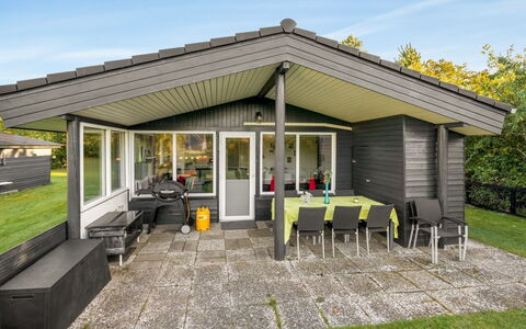 Sjarlotte - 400M to the Fjord: Huis, Dak, Huis, Deur, Verblijf, Schaduw, Tuin, Groundcover, Veranda, Werf