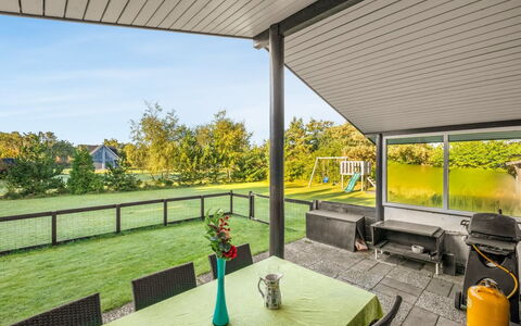 Sjarlotte - 400M to the Fjord: Huis, Dak, Huis, Deur, Verblijf, Schaduw, Tuin, Groundcover, Veranda, Werf