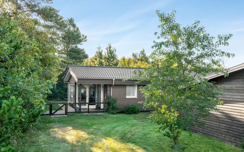 Sjarlotte - 400M to the Fjord: Huis, Dak, Huis, Deur, Verblijf, Schaduw, Tuin, Groundcover, Veranda, Werf