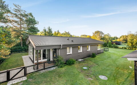 Sjarlotte - 400M to the Fjord: Huis, Dak, Huis, Deur, Verblijf, Schaduw, Tuin, Groundcover, Veranda, Werf