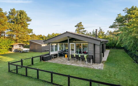 Sjarlotte - 400M to the Fjord: Huis, Dak, Huis, Deur, Verblijf, Schaduw, Tuin, Groundcover, Veranda, Werf