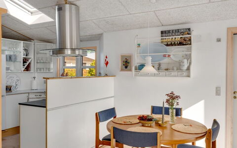 Skarthi - 200M from the Sea: Flooring, Interieur Ontwerp, Meubilair, Hout, Plafond, Verdieping, Lichte Inrichting, Keuken, Countertop, Toestel Van De Keuken