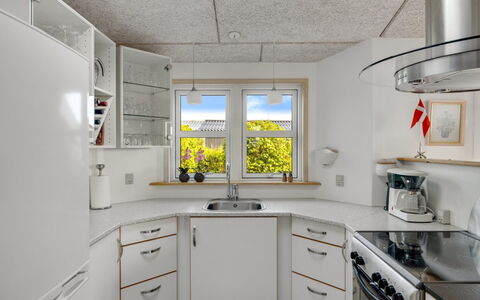 Skarthi - 200M from the Sea: Keuken, Plafond, Toestel Van De Keuken, Countertop, Interieur Ontwerp, Flooring, Major Appliance, Verlichting, Cabinetry, Verdieping