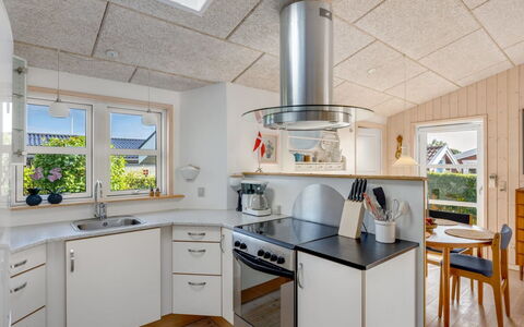 Skarthi - 200M from the Sea: Keuken, Interieur Ontwerp, Flooring, Plafond, Hout, Countertop, Toestel Van De Keuken, Lichte Inrichting, Verdieping, Major Appliance
