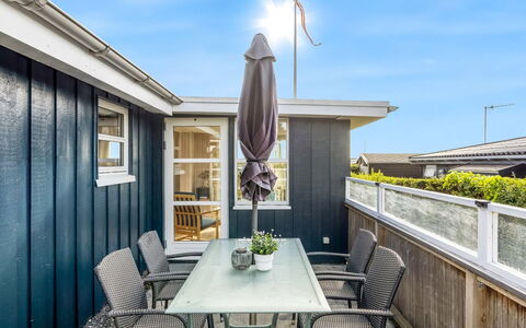 Skarthi - 200M from the Sea: Meubilair, Deur, Huis, Verdieping, Stoel, Hardwood, Schaduw, Buitenmeubels, Buitentafel, Keuken En Eettafel