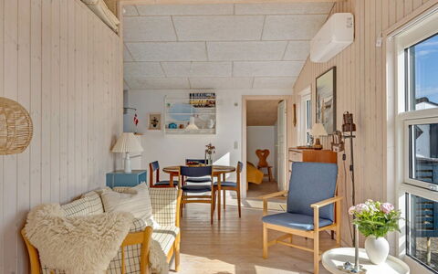 Skarthi - 200M from the Sea: Meubilair, Hout, Flooring, Interieur Ontwerp, Verdieping, Plafond, Huis, Kamer, Stoel, Woonkamer