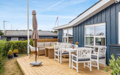 Skarthi - 200M from the Sea: Hout, Huis, Dek, Siding, Plank, Hardwood, Schaduw, Veranda, Ontwerp, Beits