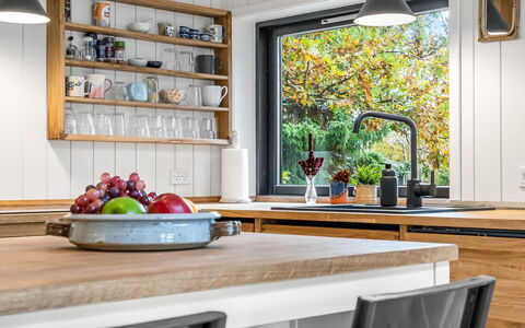 Hals 983: Keuken, Meubilair, Countertop, Toestel Van De Keuken, Interieur Ontwerp, Cabinetry, Hout, Flooring, Huishoudapparatuur, Tableware