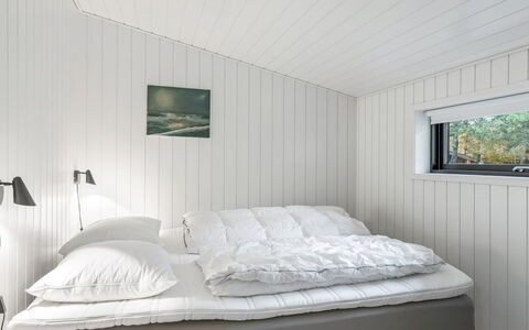 Hals 983: Slaapkamer, Hout, Plafond, Interieur Ontwerp, Bed, Laken, Flooring, Bedding, Verdieping, Bed Frame