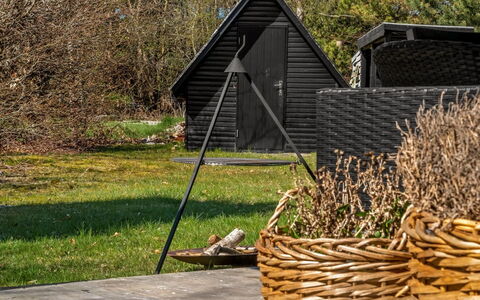 Hals 983: Tuin, Schuur, Backyard, Garden Gebouwen, Schaduw, Gazon, Siding, Werf, Hut, Buitenmeubels
