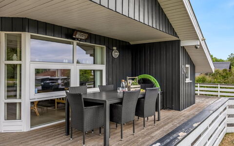Joonatan - 900M from the Sea: Dak, Huis, Huis, Verblijf, Deur, Siding, Dek, Veranda, Plank, Hardwood