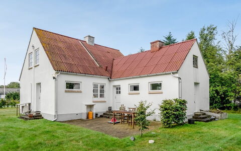 Kätlin - 900M from the Sea: Hout, Meubilair, Appartement, Kamer, Plafond, Beits, Stoel, Hardwood, Vernis, Timmerhout