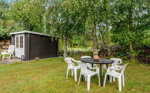 Kätlin - 900M from the Sea: Hout, Meubilair, Appartement, Kamer, Plafond, Beits, Stoel, Hardwood, Vernis, Timmerhout