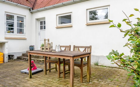 Kätlin - 900M from the Sea: Hout, Meubilair, Appartement, Kamer, Plafond, Beits, Stoel, Hardwood, Vernis, Timmerhout