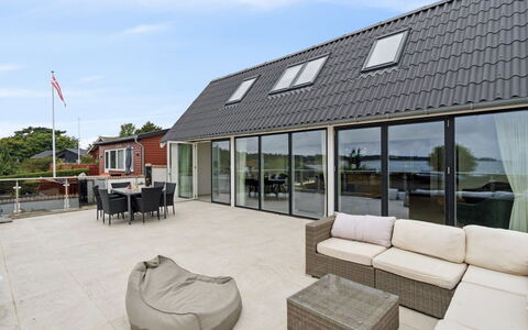 Rusalina - 20M from the Sea: Dak, Huis, Huis, Verblijf, Deur, Siding, Dek, Veranda, Plank, Hardwood