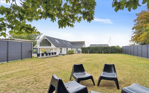 Rusalina - 20M from the Sea: Dak, Huis, Huis, Verblijf, Deur, Siding, Dek, Veranda, Plank, Hardwood