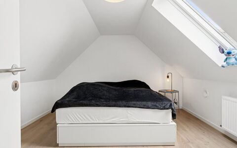 Rusalina - 20M from the Sea: Slaapkamer, Interieur Ontwerp, Flooring, Hout, Plafond, Verdieping, Bed, Meubilair, Zolder, Verlichting