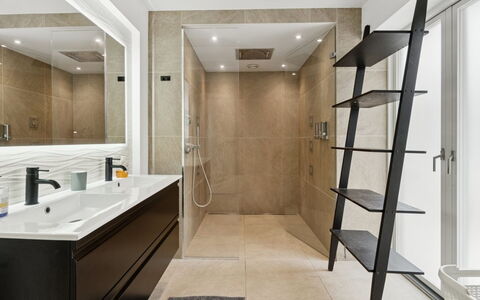 Rusalina - 20M from the Sea: Flooring, Interieur Ontwerp, Verdieping, Muur, Badkamer, Loodgieterswerkinrichting, Hout, Plafond, Badkamerkast, Huis