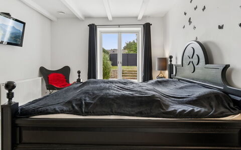 Rusalina - 20M from the Sea: Meubilair, Bed, Slaapkamer, Interieur Ontwerp, Flooring, Verdieping, Bedding, Laken, Hout, Linens