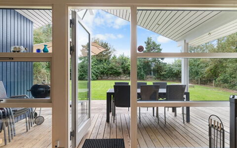 Ellinor - 190M from the Sea: Dak, Huis, Huis, Verblijf, Deur, Siding, Dek, Veranda, Plank, Hardwood
