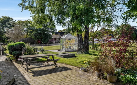 Ritha - 30Km from the Sea: Verblijf, Backyard, Werf, Garden Gebouwen, Schuur, Siding, Buitenmeubels, Blokhut, Outdoor Structuur, Keet
