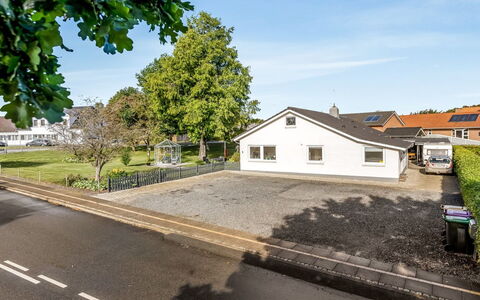 Ritha - 30Km from the Sea: Verblijf, Backyard, Werf, Garden Gebouwen, Schuur, Siding, Buitenmeubels, Blokhut, Outdoor Structuur, Keet