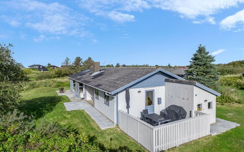 Skoge - 900M from the Sea: Gebouw, Huis, Venster, Huis, Dak, Woongebied, Struik, Verblijf, Land Lot