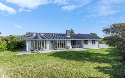 Skoge - 900M from the Sea: Gebouw, Huis, Venster, Huis, Dak, Woongebied, Struik, Verblijf, Land Lot