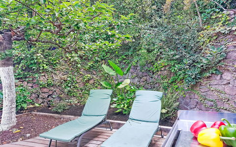 Villa 50: Meubilair, Buitenmeubels, Groundcover, Stoel, Tuin, Ligstoel, Schaduw, Backyard, Ontwerp, Werf
