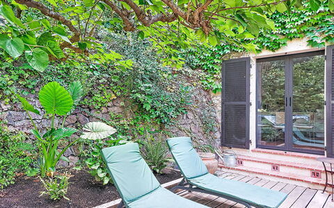 Villa 50: Groen, Buitenmeubels, Struik, Tuin, Schaduw, Groundcover, Backyard, Werf, Stoel