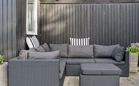 Baarde - 1.2Km from the Sea: Buitenmeubels, Bloempot, Dek, Tuin, Backyard, Buitentafel, Patio, Hardwood, Kamerplant, Ontwerp