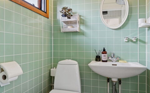 Baarde - 1.2Km from the Sea: Badkamer, Loodgieterswerkinrichting, Interieur Ontwerp, Flooring, Toilet, Wastafel, Verdieping, Loodgieter, Wastafel In De Badkamer, Wc Bril