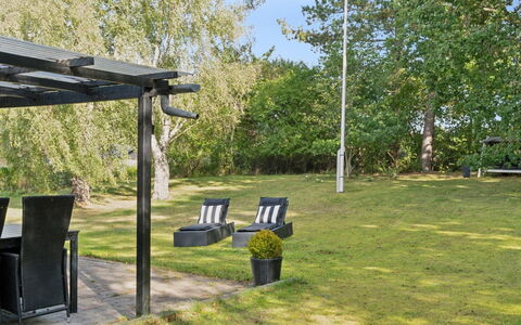 Baarde - 1.2Km from the Sea: Gras, Meubilair, Buitenmeubels, Schaduw, Land Lot, Tuin, Gazon, Zonlicht, Stoel