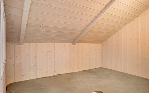 Bruse - 200M from the Sea: Woongebied, Struik, Huis, Huis, Tuin, Landgoed, Schaduw, Landscaping, Gazon