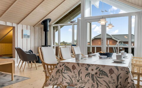 Bruse - 200M from the Sea: Woongebied, Struik, Huis, Huis, Tuin, Landgoed, Schaduw, Landscaping, Gazon