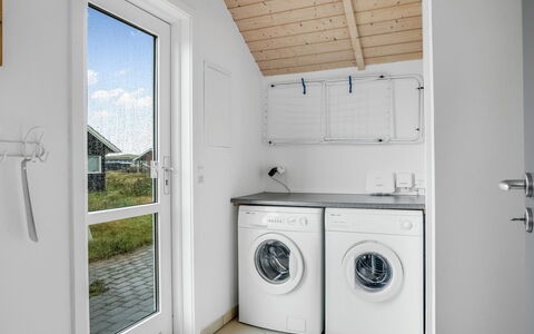 Bruse - 200M from the Sea: Woongebied, Struik, Huis, Huis, Tuin, Landgoed, Schaduw, Landscaping, Gazon