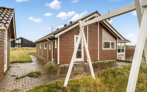 Bruse - 200M from the Sea: Woongebied, Struik, Huis, Huis, Tuin, Landgoed, Schaduw, Landscaping, Gazon