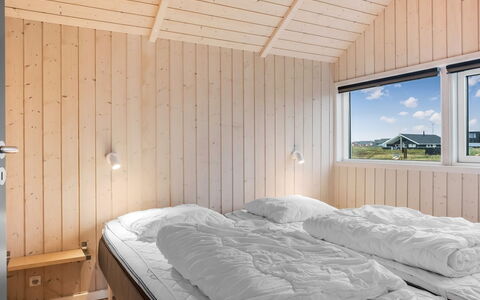 Bruse - 200M from the Sea: Woongebied, Struik, Huis, Huis, Tuin, Landgoed, Schaduw, Landscaping, Gazon