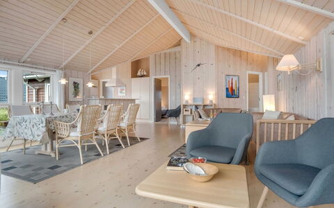 Bruse - 200M from the Sea: Plafond, Interieur Ontwerp, Verdieping, Woonkamer, Houten Vloer, Stoel, Lichte Inrichting, Hardwood, Keuken En Eettafel, Beits