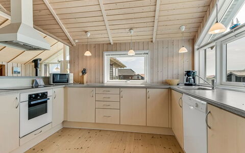 Bruse - 200M from the Sea: Hout, Plafond, Flooring, Interieur Ontwerp, Verdieping, Huis, Keuken, Hardwood, Countertop, Cabinetry