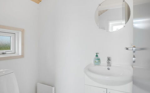 Bruse - 200M from the Sea: Muur, Loodgieterswerkinrichting, Interieur Ontwerp, Badkamer, Flooring, Verdieping, Wastafel In De Badkamer, Plafond, Kraan, Wastafel
